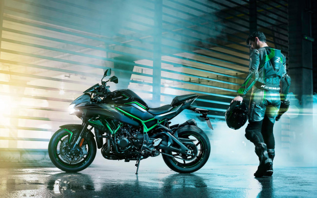 Обои картинки фото 2020 kawasaki z h2, мотоциклы, kawasaki, z, h2, гонщик, шлем, комбинезон, японские