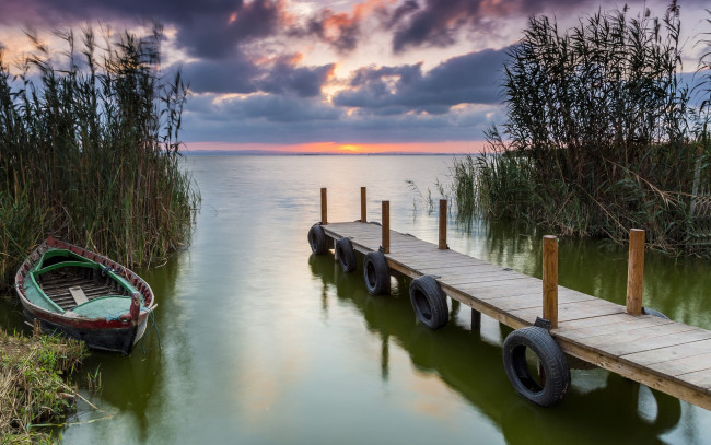 Обои картинки фото корабли, лодки,  шлюпки, закат, лодка, река, мостки