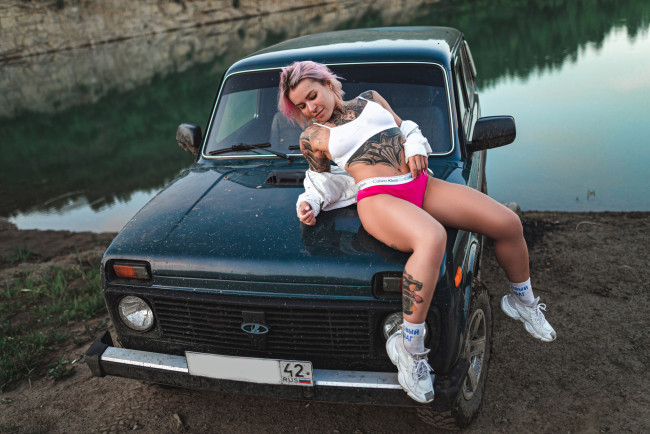 Обои картинки фото автомобили, -авто с девушками, lada, 4x4