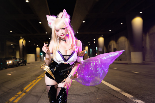 Обои картинки фото девушки, - креатив,  косплей, костюм, хвост, ушки, стоянка, wendydydydy
