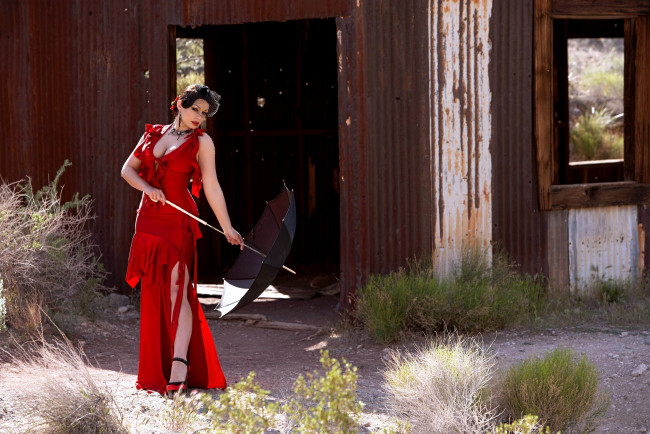 Обои картинки фото девушки, aria giovanni, брюнетка, платье, зонт, сарай