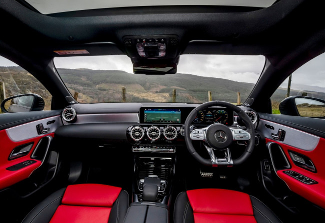 Обои картинки фото 2020 mercedes benz cla35 amg uk, автомобили, спидометры, торпедо, mercedes, benz, cla35, amg, британская, версия, салон, приборная, панель