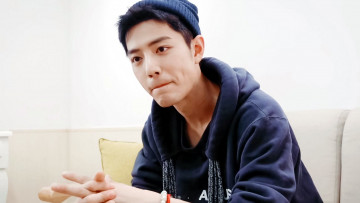 Картинка мужчины xiao+zhan актер шапка толстовка диван