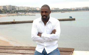 Картинка мужчины idris+elba идрисса акуна эльба белая рубашка наручные часы актер