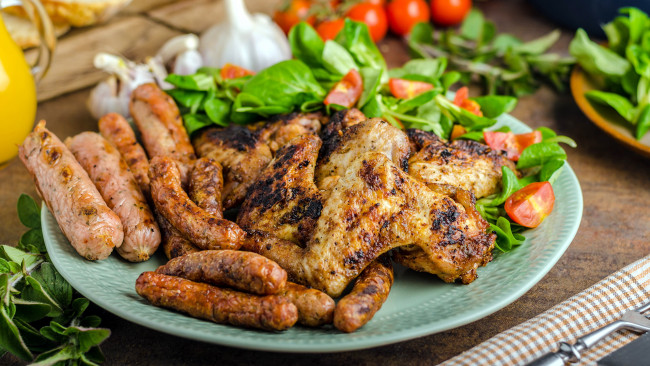 Обои картинки фото еда, мясные блюда, колбаски, зелень, курица