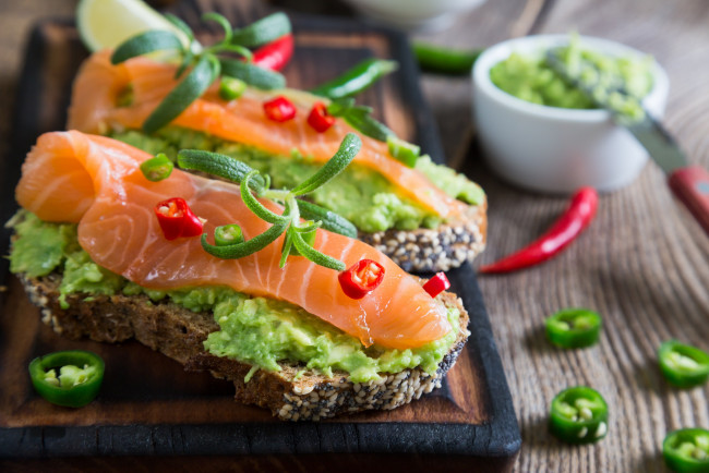 Обои картинки фото еда, рыбные блюда,  с морепродуктами, хлеб, перчик, авокадо, форель