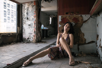 Картинка девушки -+брюнетки +шатенки брюнетка платье развалины