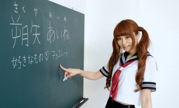 Картинка девушки -+азиатки рыжая форма доска иероглифы