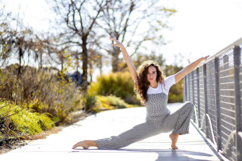 Картинка девушки -+брюнетки +шатенки шатенка футболка комбинезон забор дорожка деревья