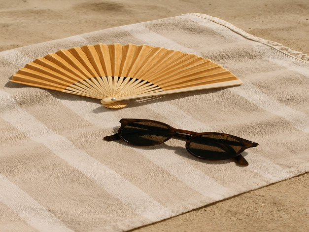 Обои картинки фото 3д графика, реализм , realism, веер, очки, солнцезащитные