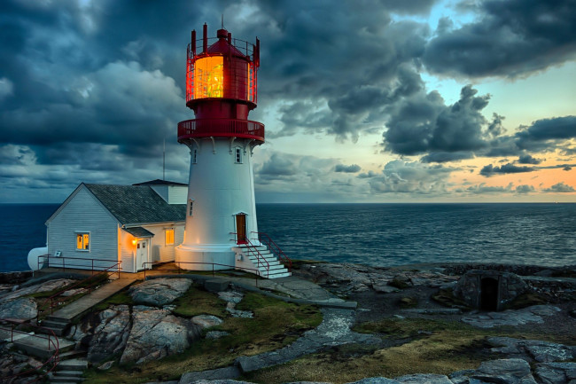 Обои картинки фото линдеснес,  норвегия, природа, маяки, маяк, дом, лестница, камни, берег, море, тучи