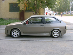 Картинка автомобили выставки уличные фото