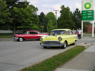 Картинка автомобили выставки уличные фото