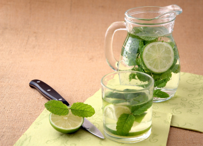 Обои картинки фото еда, напитки, мята, кувшин, лайм