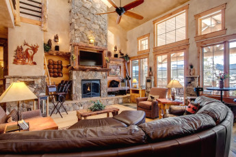 Картинка интерьер гостиная диваны камин