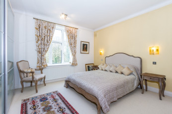 Картинка интерьер спальня кресло кровать