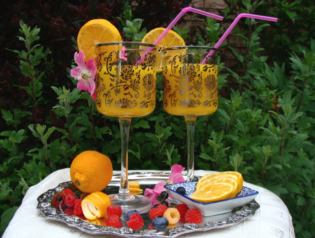 Обои картинки фото еда, напитки, сок, фужеры, апельсин, ягоды