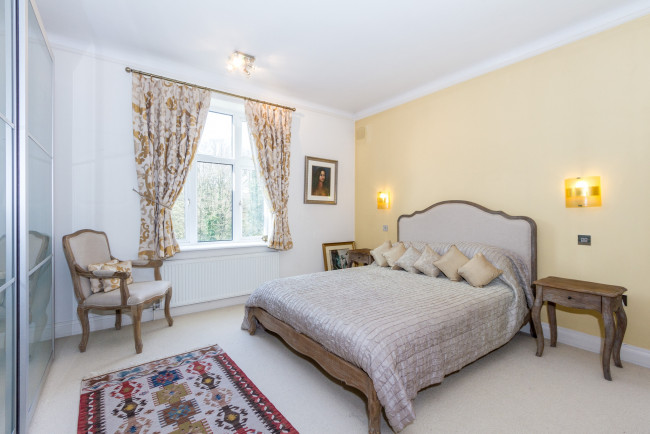 Обои картинки фото интерьер, спальня, кресло, кровать