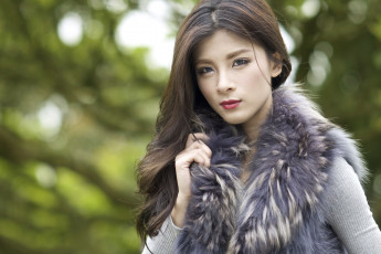 Картинка девушки fion+lau жест прическа взгляд лицо