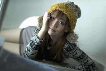 Картинка девушки yumi+fan шапочка взгляд лицо