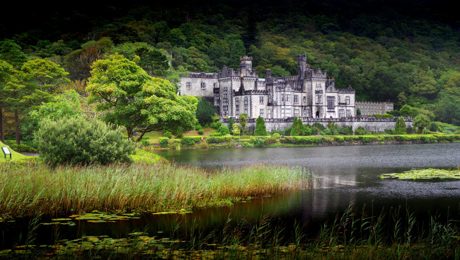 Обои картинки фото kylemore abbey, города, - католические соборы,  костелы,  аббатства, замок, река, лес
