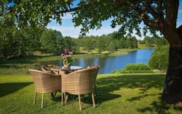 Картинка природа парк стулья стол деревья водоем