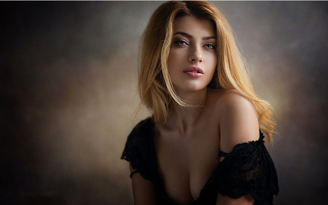 Обои картинки фото девушки, -unsort , блондинки,  светловолосые, темный, фон, взгляд, волосы