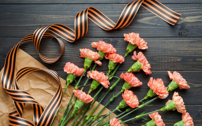 Обои картинки фото праздничные, день победы, 9, мая, георгиевская, лента, букет, цветы