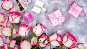 Картинка праздничные подарки+и+коробочки розы подарки косметика