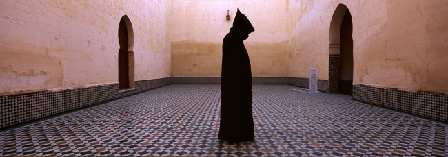 Обои картинки фото разное, люди, человек, плащ, зал