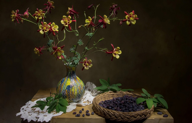 Обои картинки фото еда, фрукты,  ягоды, букет, аквилегия, ягоды