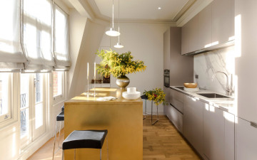 Картинка интерьер кухня шкафчики плита букеты