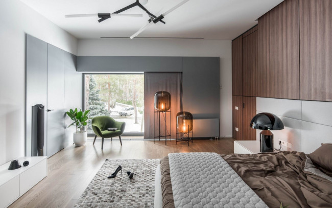 Обои картинки фото интерьер, спальня, кровать, кресло, настольная, лампа