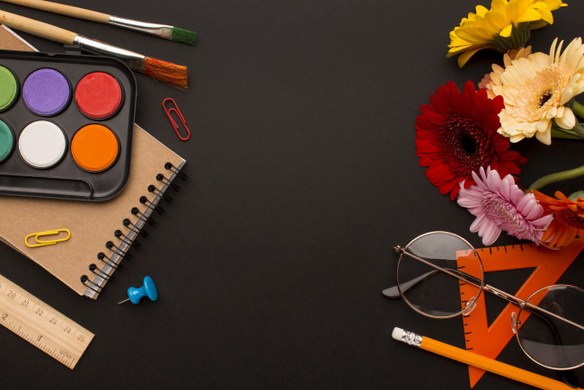 Обои картинки фото разное, канцелярия,  книги, краски, кисти, очки, герберы