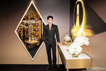 Картинка мужчины hou+ming+hao актер костюм стол флаконы бочонки