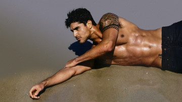 Картинка мужчины -unsort брюнет тату