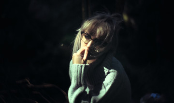 Картинка девушки -+блондинки +светловолосые блондинка очки свитер