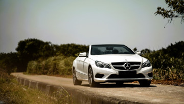 Картинка mercedes+e+200 автомобили mercedes-benz белый кабриолет дорога кусты