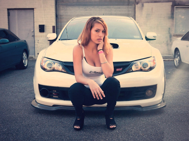 Обои картинки фото автомобили, -авто с девушками, белая, блондинка, майка, штаны, машины, гаражи