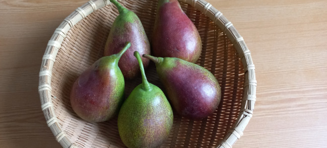 Обои картинки фото еда, груши, корзинка