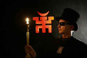 Картинка музыка пикник цилиндр иероглифы свеча рок шклярский