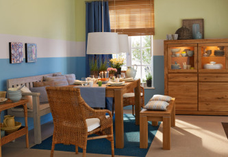 Картинка интерьер столовая стол стулья сервировка шкаф лампы торт подушки