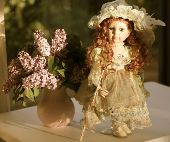 Обои картинки фото разное, игрушки, сирень, кукла, кувшин, elena, di, guardo