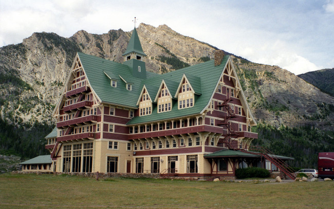 Обои картинки фото waterton, lakes, national, park, canada, prince, of, wales, hotel, города, здания, дома, гостиница, горы