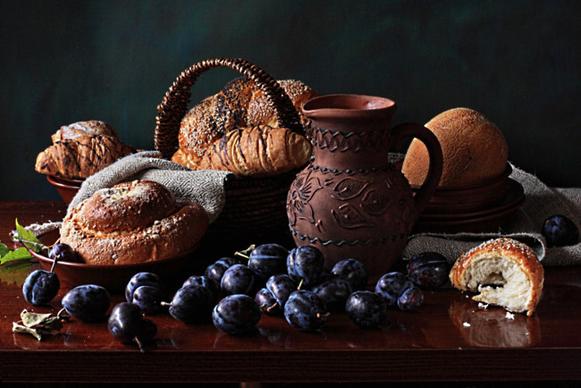 Обои картинки фото еда, натюрморт, кувшин, сливы, дыня, круассаны