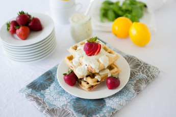 Картинка еда пирожные кексы печенье крем клубника лимоны вафли