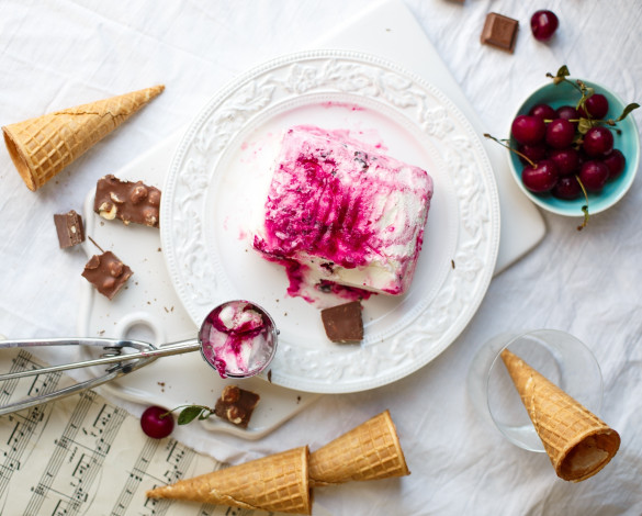 Обои картинки фото еда, мороженое, десерты, шоколад, стаканчики, вишни