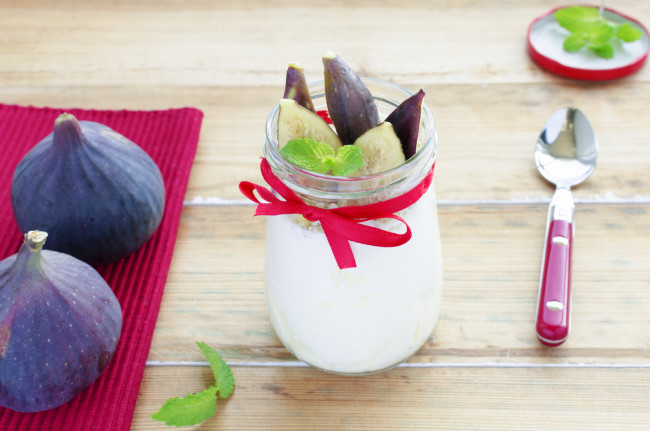 Обои картинки фото еда, мороженое, десерты, ложка, инжир, йогурт