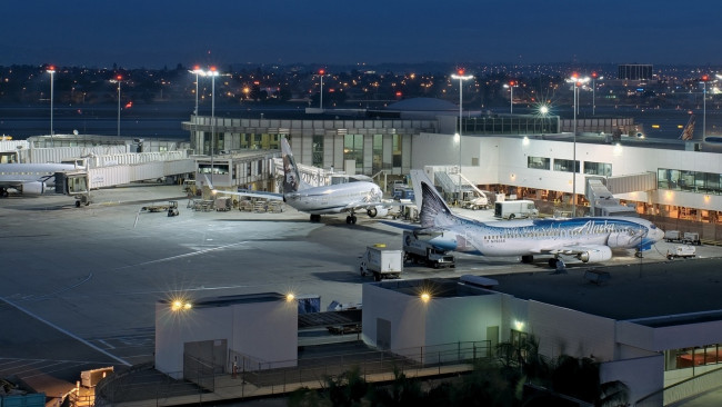 Обои картинки фото авиация, авиационный пейзаж, креатив, аэродром, обслуживание, аэропорт, вечер, огни, город, здания, фонари, самолеты