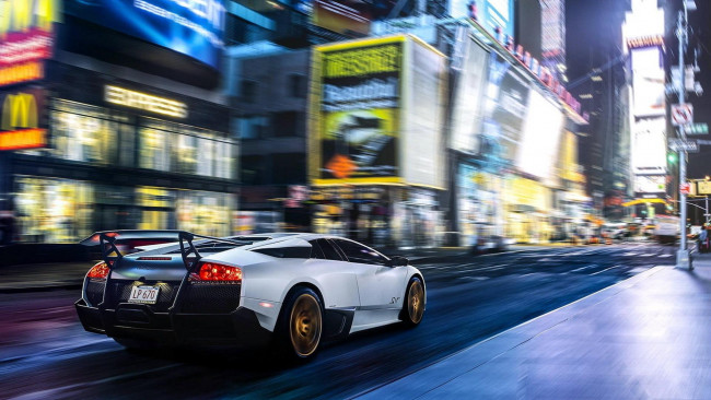 Обои картинки фото автомобили, lamborghini, белый, скорость, огни, город, дома, здания, реклама